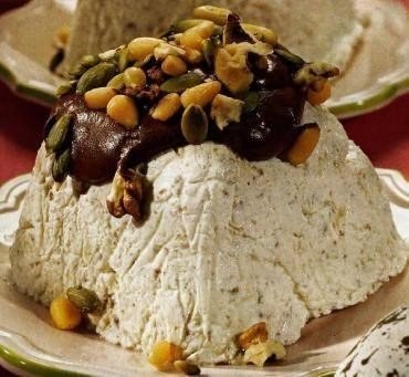 Пасха с шоколадом и орешками.